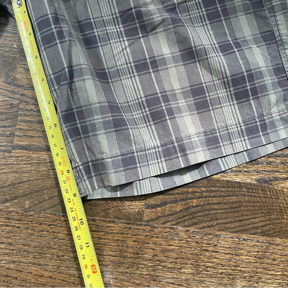 Green Banana Republic plaid shorts in excellent condition. Waist 33, 9” inseam - Picture 5 of 5